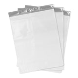 Bolsas blancas para envíos superpuestas, con la tira de cierre visible.