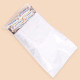 Bolsa blanca para envíos con un producto envuelto en papel impreso Packsys.