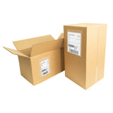 Cajas de cartón con documentos de envío en sobres transparentes.
