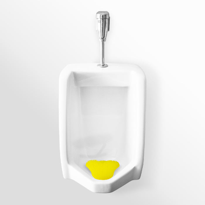 Tapete amarillo colocado en el fondo de un mingitorio blanco.