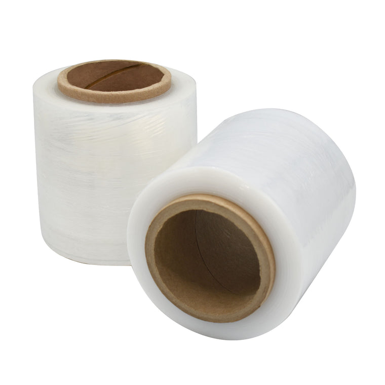 Dos mini rollos de película stretch transparente con núcleo de cartón.