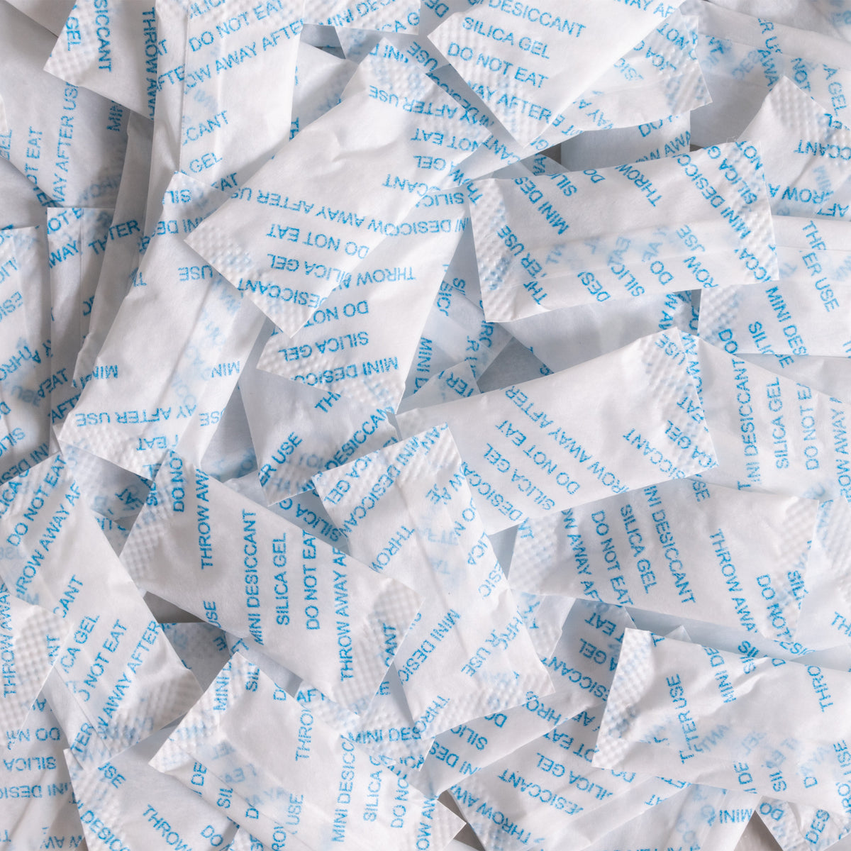 Acercamiento a varios sobres blancos de silica gel.