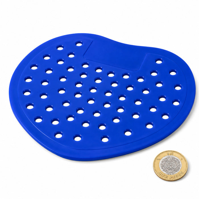 Tapete azul perforado junto a una moneda como referencia de tamaño.