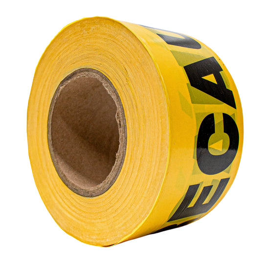 Rollo de cinta de precaución amarilla con letras negras, vista en perspectiva.