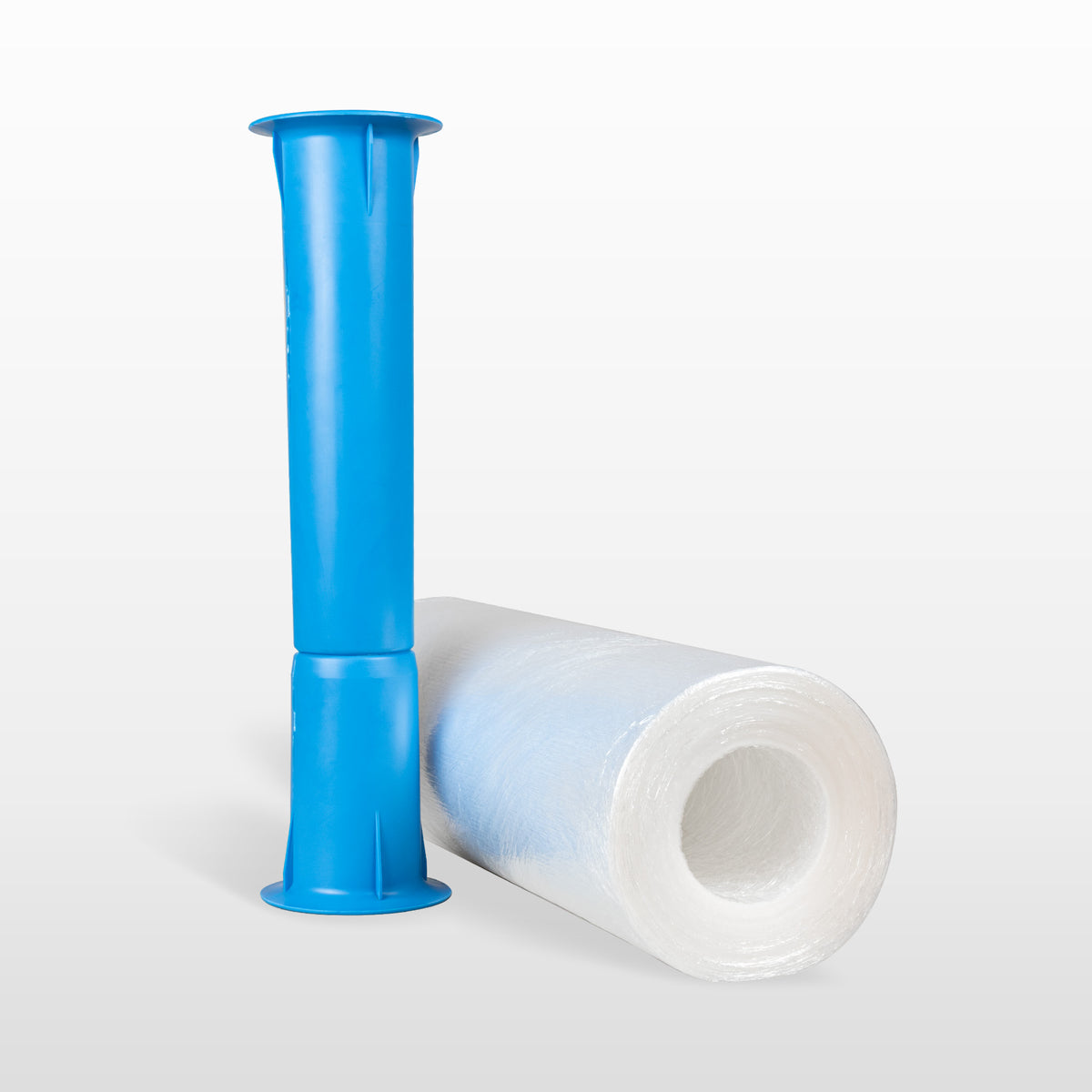 Aplicador azul junto a un rollo de película preestirada Coreless.