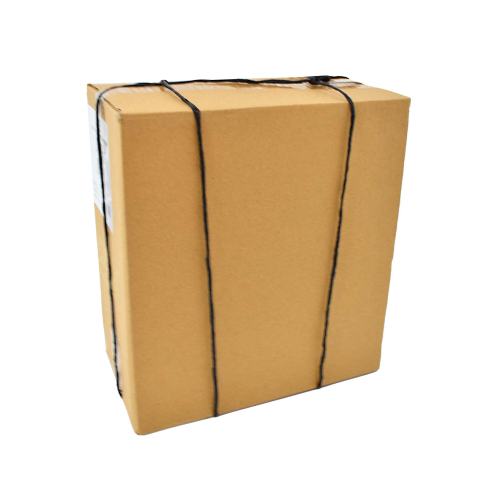 Caja de cartón amarrada con rafia negra.